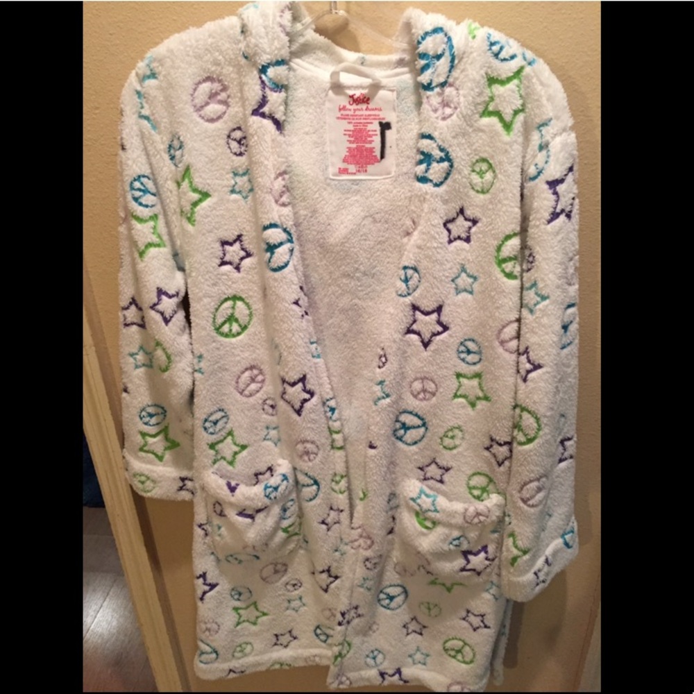 ADORABLE JUSTICE CHILDREN’S ROBE!